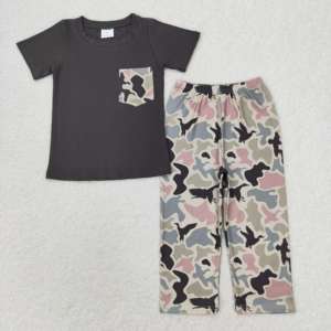 Camiseta de manga corta con estampado de camuflaje para niños pequeños, conjunto de pantalones a juego, conjunto informal de algodón con diseño de bolsillo con parche - Product Image 4