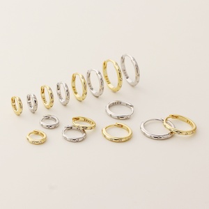 Pendientes de aro brillantes minimalistas clásicos de Plata de Ley 925 para mujer, pendiente Huggie con hebilla de oreja circular redonda brillante de oro de 18 quilates - Product Image 2
