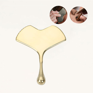 Ensemble de masseur gua sha en forme d'éventail de luxe avancé et léger beauté du visage lifting du visage outil de massage par <span class=keywords><strong>grattage</strong></span> en métal Gua sha <span class=keywords><strong>personnalisé</strong></span> - Product Image 4