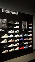 Chaussures de sport modernes et à la mode, chaussures pour boutique, montage mural, décoration en gros, baskets sur mesure, affichage mural sur étagère