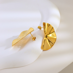 Phóng đại thiết kế cảm giác nửa lá hoa hình bông tai đường phố đánh bại vàng mạ 316L thép không gỉ Bông tai bán buôn - Product Image 5