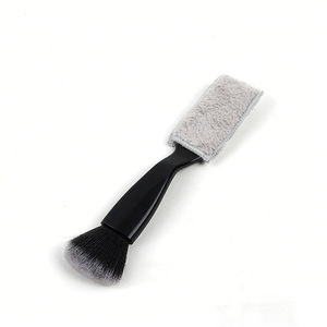 Brosse de nettoyage intérieur de voiture à double tête, poils doux pour éliminer la poussière des fentes des aérateurs - Product Image 5