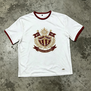 <span class=keywords><strong>เสื้อ</strong></span>ยืดคอกลมทรงริงเกอร์สีขาวแต่ง<span class=keywords><strong>ขอบ</strong></span><span class=keywords><strong>แดง</strong></span>ปักเลื่อมลายตราโรงเรียนสไตล์วินเทจผ้าฝ้ายสำหรับผู้ชาย - Product Image 3