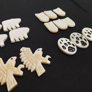 Collar de Mujer Hecho a Mano Vintage Personalizado, Colgantes de Cuentas de Concha Talladas a Mano, Cristal de Estrás, Elaborado Meticulosamente por Expertos - Product Image 1