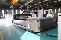 Machine de découpe laser à fibre de haute précision, bon marché, facile à utiliser, 1,5*3,0m, 1,5kw, 2kw, 3kw pour tous les métaux avec une haute précision de 0-8mm