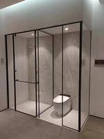 Portes de douche coulissantes encadrées gris noir personnalisées Plexiglas avec alliage d'aluminium caractéristique coupe-vent Surface finie