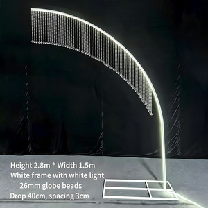Arco natalizio di lusso in metallo dorato con catena di cristalli e luci LED a filo per decorazioni interne fai-da-te per feste di Natale e laurea - Product Image 2