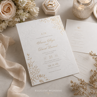 Invitation de mariage de luxe en relief, cadre floral délicat avec inscription dorée sur carton texturé de qualité supérieure