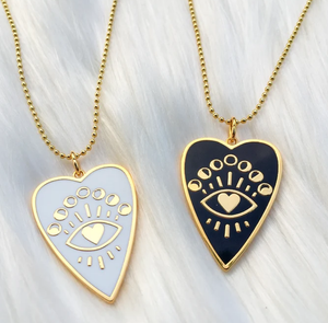 Collana con Planchette della Sacerdotessa, Ciondolo a Cuore con Occhio Smaltato Colorato, Ciondolo a Cuore PVD 18K - Ingrosso di Fabbrica - Product Image 1