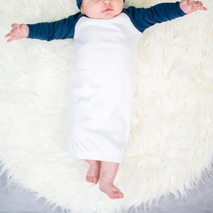 Ropa de bebé recién nacido: Pelele largo de algodón con bloques de color, tipo saco de dormir - Product Image 1
