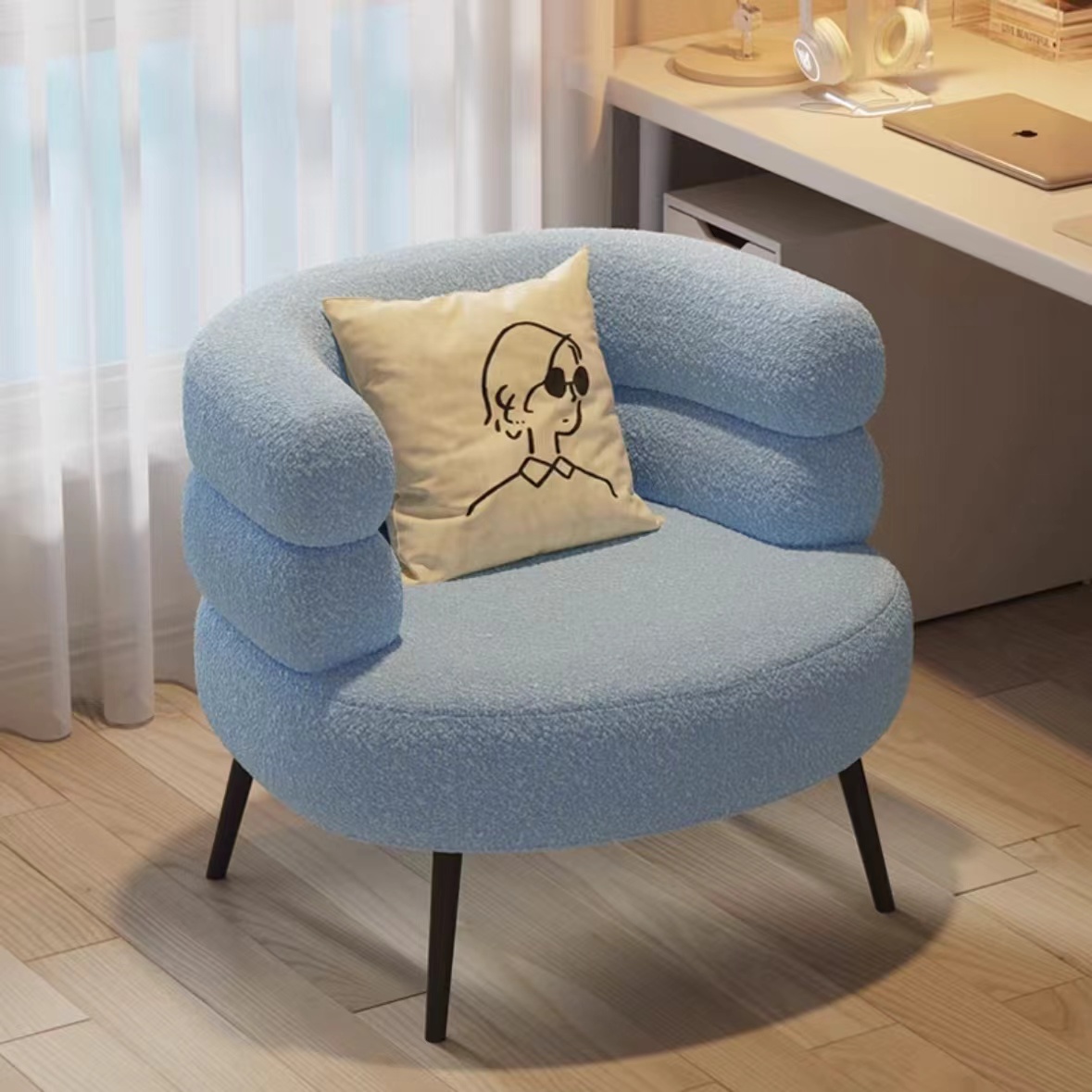 Fauteuil en peau lainée bleu