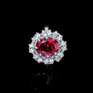 Bague statement en argent sterling 925 avec rubis de laboratoire taille ovale et halo floral - Product Image 1