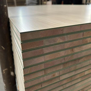 Fábrica al por mayor 1220*2440 tablero de melamina madera Falacca Core E1 Pino estándar para muebles de sala de estar precio barato - Product Image 1