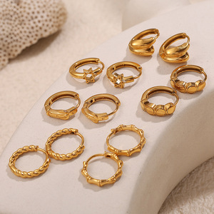 Pendientes de Aro Geométricos de Acero Inoxidable Chapados en Oro, Joyería Moderna de Diseño Minimalista para Mujer - Product Image 1