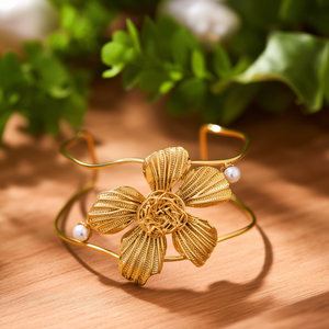Brazalete con Flores Doradas y Detalles de Perlas, Acero Inoxidable 316L, Baño de Oro PVD, Diseño Sostenible - Product Image 3