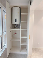 Meuble de rangement artisanal crème minimaliste pour balcon, unité sur mesure résistante aux intempéries pour espace extérieur d'appartement