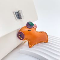 Porte-clés et breloque de sac créatif transfrontalier en cuir véritable, motif mini capybara dessin animé enfantin, cousu à la main