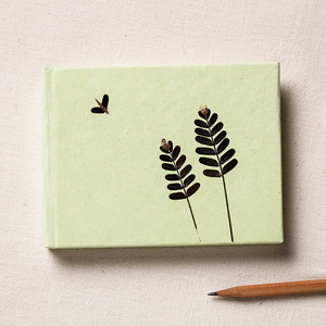 Cuaderno de Invitados con Diseño Floral Elegante, Cuaderno Compacto Decorativo para Visitantes (4.3 x 5.5 pulgadas) - Product Image 2
