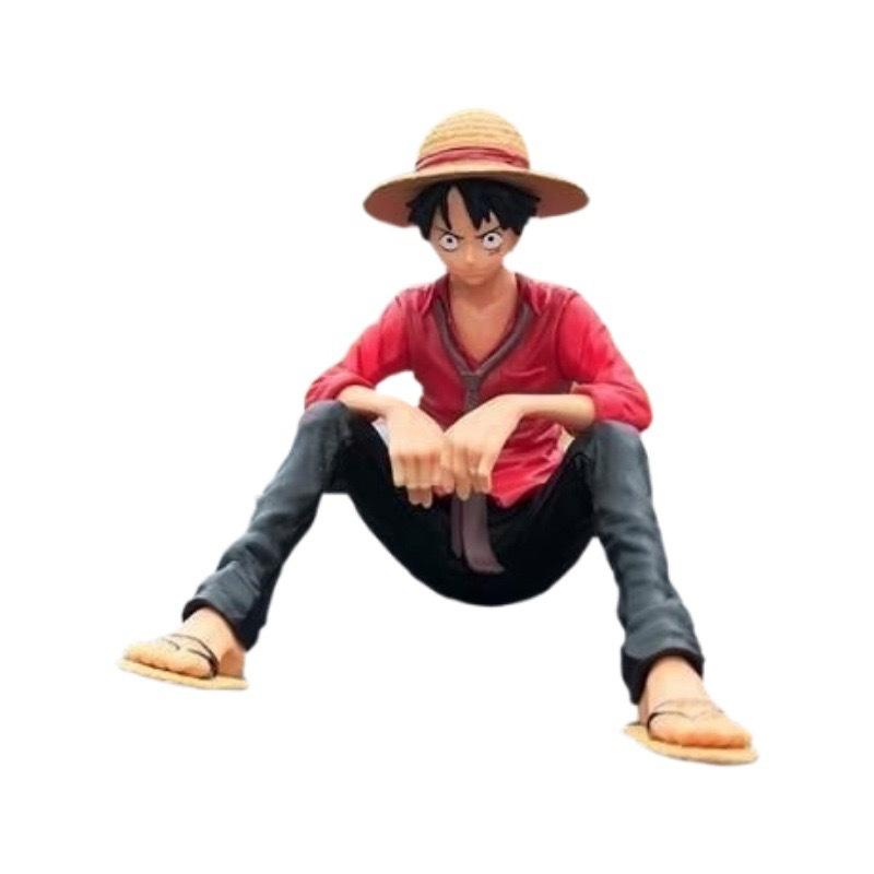 สีแดงลูฟี่นั่ง