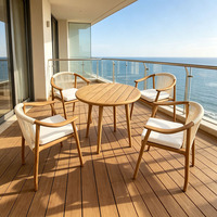 Ensemble de chaises en teck pour balcon d'hôtel moderne, fauteuil en corde tressée d'extérieur et table d'appoint pour terrasse de complexe hôtelier