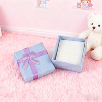 Petite boîte cadeau en carton rigide pour bijoux avec pelliculage mat, logo personnalisé, étui de rangement pour bagues, boîte à bijoux pour filles avec ruban coloré, jetable