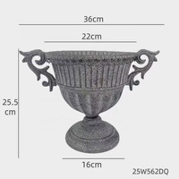 Pot de fleurs vintage en fer de style manoir français avec doubles poignées, rainures verticales et base surélevée pour aménagement paysager et plantation de verdure
