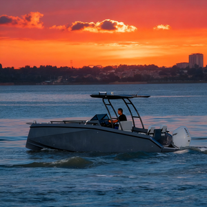 Costruito con un solido scafo in fibra di vetro, Hard-chine, Design Semi-dislocamento, offre resistenza, stabilità e navigabilità - Product Image 6