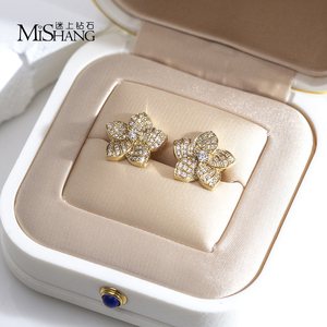 ต่างหูเพชรทรงกลมทองคำขาว 18k รุ่น MSE-730 จาก Messi Jewelry สำหรับผู้หญิง - Product Image 3