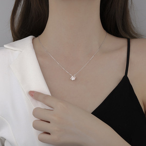 Collana da donna in rame con zirconi quadrati piccoli, stile lusso leggero, con ciondolo a catena a onde d'acqua, ispirata al Little Red Book - Product Image 4