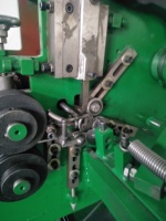 Machine à fabriquer des anneaux de rideaux en métal ouverts et fermés en fil d'acier mécanique