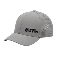 Casquette de baseball sportive à 6 panneaux en tissu éponge avec logo en silicone personnalisé, trous de ventilation découpés au laser, visière incurvée structurée pour hommes et femmes