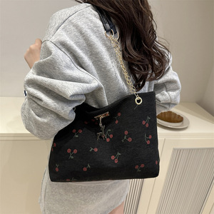 Nuova Borsa a Tracolla Estiva da Donna alla Moda, Design Minimalista con Ciliegie, Grande Capacità, Chiusura Magnetica e Tasca Interna - Product Image 2