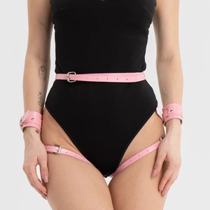 Ensemble de pantalon en cuir avec anneaux de jambe, ceinture et menottes intégrées, couleur rose, taille S M L pour femmes, accessoires de flirt - Product Image 2