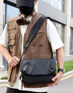Vente en gros de sac à bandoulière de loisir imperméable à l'eau pour hommes - Product Image 6
