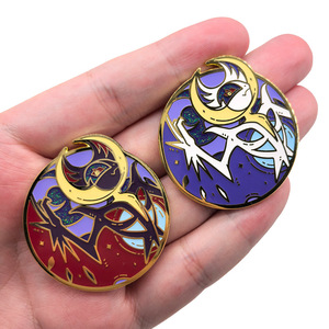 4 Nouveaux Designs – Épingles Métalliques Brillantes Solgaleo et Lunala de 4 cm de Haute Qualité pour Décoration de Sac à Dos et Vêtements - Product Image 4