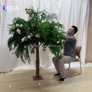 ต้นไม้ประดิษฐ์ดอกกุหลาบขาวและเฟิร์นสีเขียวแบบจำลองสั่งทำจากโรงงาน LEDA สำหรับตกแต่งทางเข้าเวทีงานแต่งงาน - Product Image 1