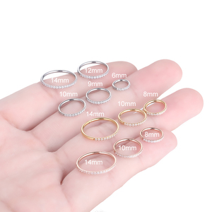 Anneau segmenté articulé en titane de qualité <span class=keywords><strong>implant</strong></span>, type clicker, pour <span class=keywords><strong>piercing</strong></span> nez, septum, hélix et oreille, avec zircons cubiques pavés orientés vers l'extérieur - Product Image 3