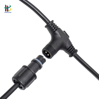 Connecteur mâle-femelle étanche de type T fourni directement par le fabricant, câble à deux conducteurs de 0,3 mm² avec boîtier en PVC pour éclairage mural