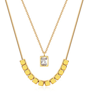 Ensemble de colliers ras-du-cou tendance avec chaîne dorée, pendentif carré géométrique et sertissage clos de diamants rouges, verts, noirs et blancs, pour usage quotidien et de soirée - Product Image 3