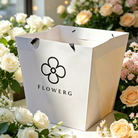 Sacs cadeaux en papier blanc personnalisés de luxe RG avec bouquet de fleurs imprimé - Emballage de mariage haut de gamme avec logo, réutilisable et recyclable