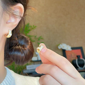 Pendientes <span class=keywords><strong>de</strong></span> Oro Amarillo <span class=keywords><strong>de</strong></span> 18K con Diamantes Cultivados en Laboratorio, Diseño Retro <span class=keywords><strong>de</strong></span> Ola Inclinada, Tipo <span class=keywords><strong>Clip</strong></span>, para Mujer, Joyería Fina - Product Image 4