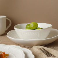 Ensemble de vaisselle en porcelaine blanche unie à motifs en relief minimaliste, comprenant un saladier, une assiette à soupe, une assiette à dîner de style français et une tasse