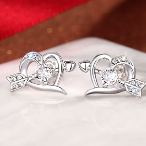 Orecchini a perno a forma di cuore da donna, gioielli per l'orecchio alla moda e carini per tutti i giorni - Product Image 1