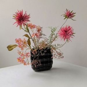 Vase en verre noir pour arrangement floral, style créatif et personnalisé, pour salon et table à manger - Product Image 2