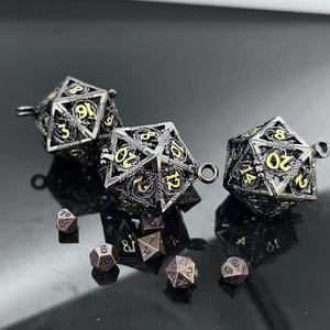 Tùy Chỉnh Dungeons Và Dragons Kim Loại <span class=keywords><strong>Dice</strong></span> Mặt Dây Chuyền Đồng Nhỏ Khắc Phụ Kiện Với Góc Tròn Và Biểu Tượng Tùy Chỉnh - Product Image 5
