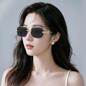 แว่นกันแดดทรงไร้กรอบสำหรับผู้หญิงรุ่นใหม่ปี 2026 กรอบโลหะ ป้องกันรังสียูวี 400 แบบที่ 3 เลนส์พีซีสีดำ - Product Image 3