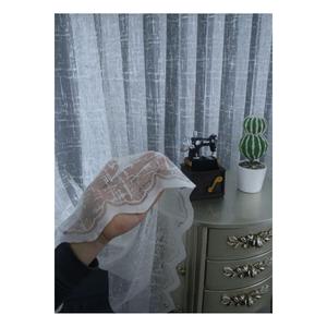La tenda in Tulle Jacquard con motivo a chiuscolo non richiede la stiratura della tenda in Tulle