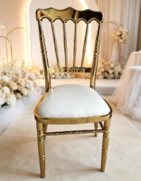 Chaise Chiavari moderne en acier doré avec coussin blanc, empilable et stable, pour événements extérieurs, hôtels et restaurants