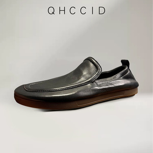 Mocasines de cuero Qinhong para hombre, zapatos de color sólido con tacón plano, informales, de negocios, con suela suave, color negro - Product Image 2