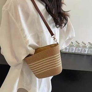 Bolso de Hombro Tipo Cesta Tejida de Paja Pequeño y Económico para Mujer, Ideal para Verano, Playa y Viajes al Aire Libre - Product Image 2